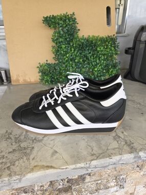 Adidas Men’s Black & White Retro Runner Sneakers